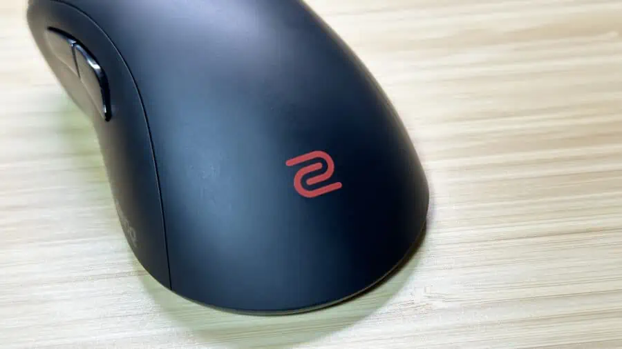 BenQ ZOWIE EC3-CWのロゴは飛び出ているので触れる