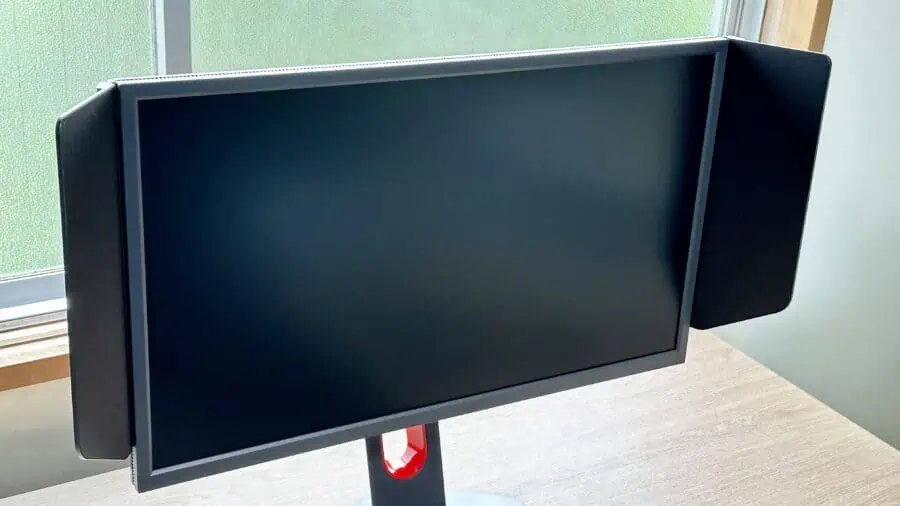 BenQ ZOWIE XL2566Kの付属品「アイシールド」を装着した