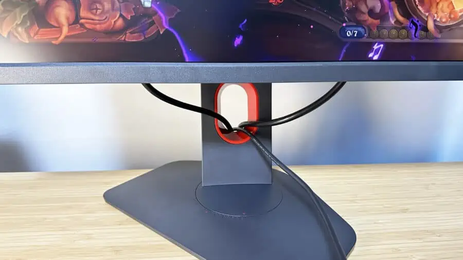 BenQ ZOWIE XL2566Kのケーブルトンネルはデスクが整って見える